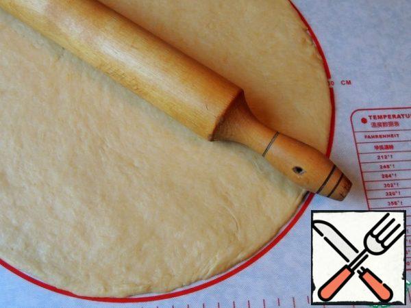 Roll out the dough to a diameter of 30 cm, trying to make the edges thinner. Next, the cake can be formed directly on parchment (the biscuit acquires a free form). I baked a cake in a silicone mold with a diameter of 24 cm.
