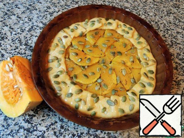 The edges of the dough to fold on the filling, forming "folds". Grease the side with a delayed yolk, sprinkle with pumpkin seeds and bake at 150 degrees 30-40 minutes until ready.