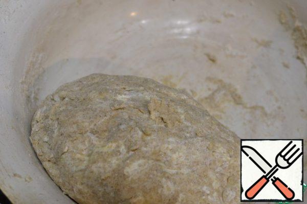 Knead the soft dough, roll into a ball, cover with a film and put in the refrigerator for 30-40 minutes.
