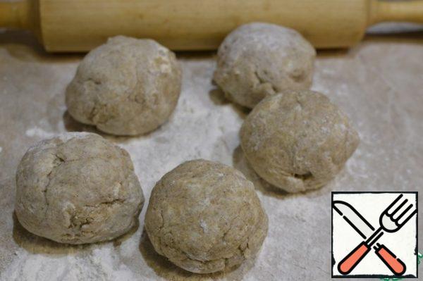 Divide the cooled dough into 5 balls. On the floured surface, roll out circles with a diameter of about 15 cm.