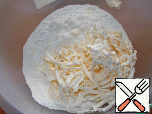 Sift flour into a Cup, grate butter or margarine.
Grind into crumbs.