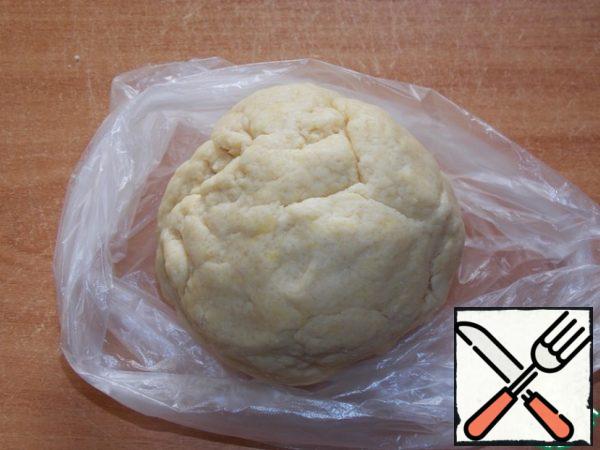 Quickly knead the dough, wrap it in a bag, put it in the refrigerator for 10-15 minutes.
