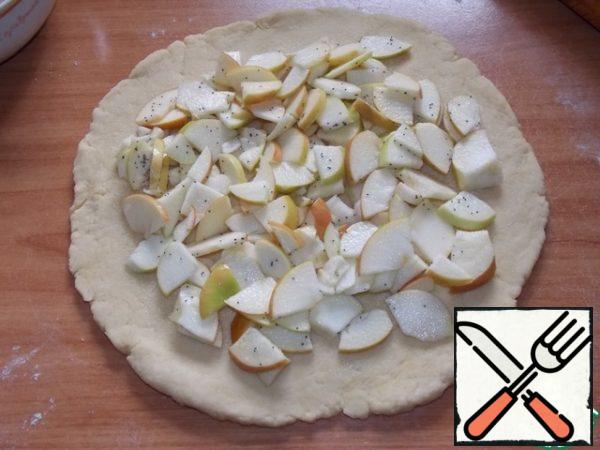 Sprinkle semolina and put the apples, retreating from the edges of about 1-1. 5 cm.