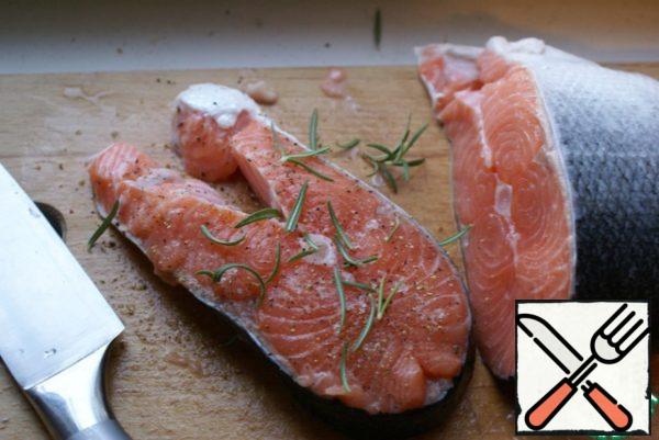 Take fresh salmon, clean from the scales, wash with cold water. Cut into portions. Salt, pepper, sprinkle with fresh rosemary.