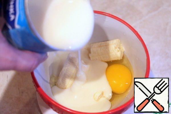 Banana peel, cut into pieces, add the vanilla, egg and condensed milk. 