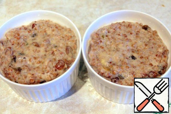 Put in greased molds and bake for 15 minutes at a temperature of 180 degrees.
