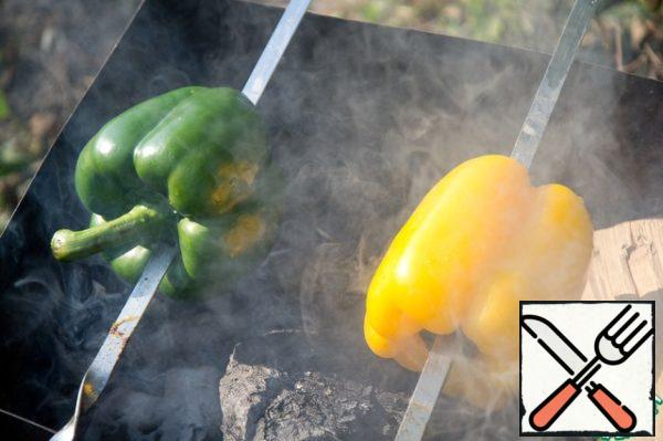 Fry the peppers on the fire until black.