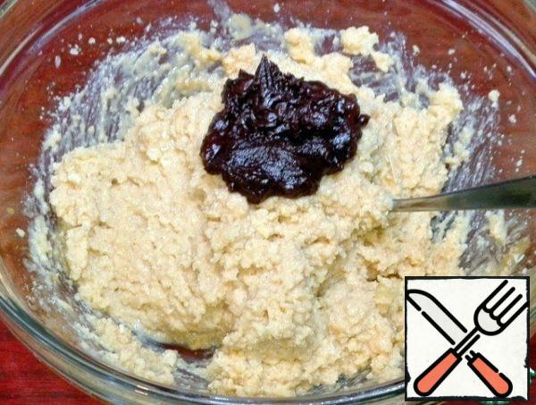 A portion of chocolate is added
to a bowl with millet mass for density and taste.
