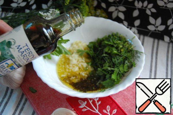 Prepare the marinade. In a bowl, pour the oil, add the chopped herbs, crushed garlic, black pepper, coarse, teriyaki marinade.