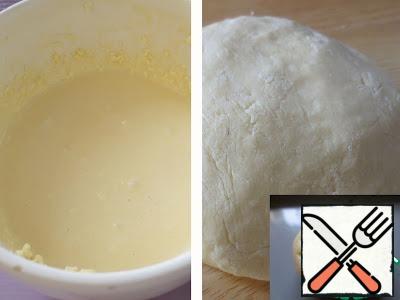 Kneading dough. Cover the dough with cling film and put in the fridge for 30 minutes, better 1 hour.
Remove the dough from the refrigerator, divide it into 16-18 identical parts. From each part to form a bun, lightly press the palm of the surface of each bun and then apply a fork pattern.