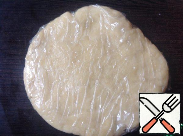 Add 3-4 tablespoons.
Cold water and punch again.
Remove the dough from the combine and quickly mix to the dough gathered in the ball. Form a flat disc, wrap in film and refrigerate for 30 minutes.