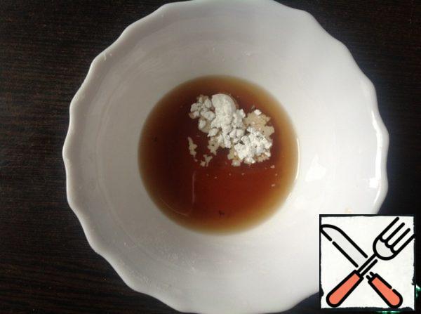 In a small bowl, mix the balsamic vinegar, vanilla and cornstarch until the starch is completely dissolved.
