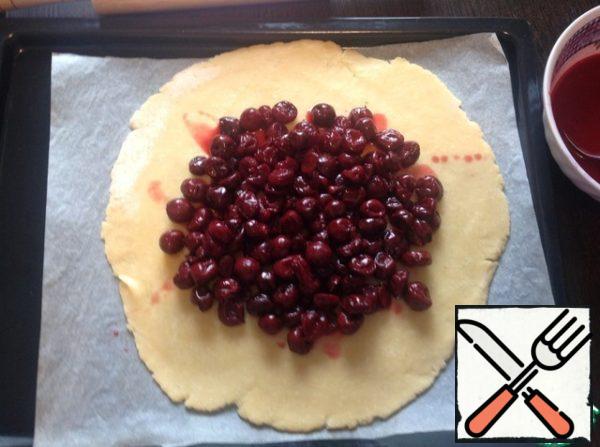In the middle of the cake spread cherry filling, retreating from the edges of 7-9 cm
If the liquid is very much, then it is not added at this step.