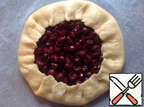 Wrap the dough on the filling, evenly pinching in a circle.
In that case, if you have any liquid from the cherry filling, carefully pour in.
Bake in a preheated 180-190 degree oven for 25 minutes or until Browning.