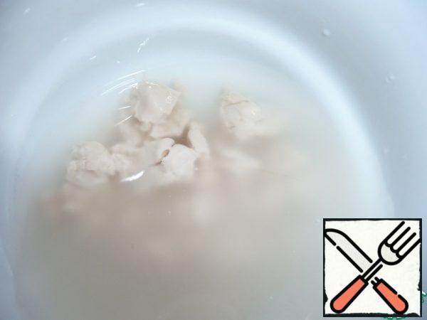 In the water, crumble the yeast and pour 1 tsp of sugar from the total volume-mix and set aside for 15 minutes, until the "cap".