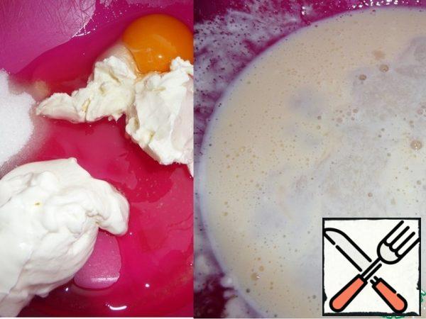 In a Cup for kneading dough put cream cheese, yogurt, add egg, egg protein, add salt and sugar residue, mix. Add "revived" yeast and mix again.