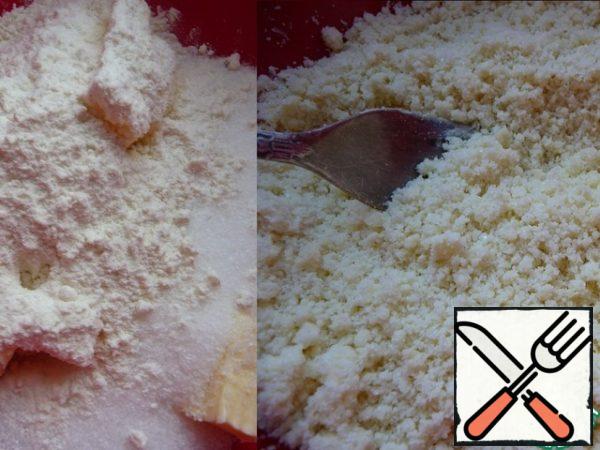 Prepare the streusel. In a cup, mix flour, sugar and vanilla sugar. Add the butter and rub with your hands (I work with a fork) until crumbs form. Put it in the refrigerator.

