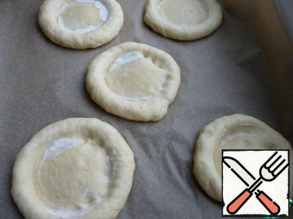 The bottom of the glass in the cakes to make recesses (pre-bottom of the glass to be dipped in flour), then the fingers can increase the area of the recesses.