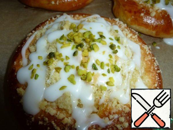 Cool the cheesecakes until warm, then sprinkle with a teaspoon of powdered sugar. As a decoration, I used crushed pistachios.