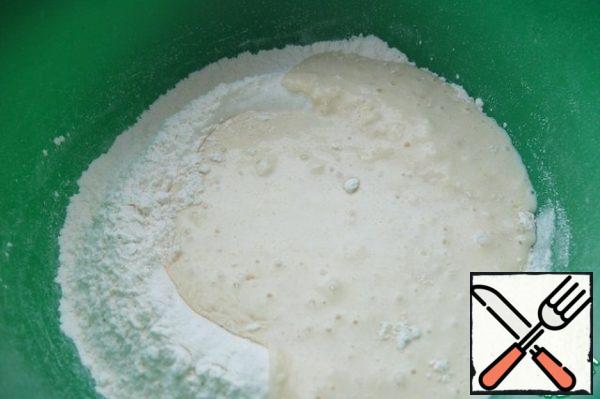 Sift flour, add salt. Pour the kefir mixture.