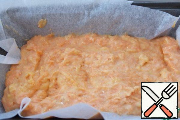 Cover the cake pan with baking paper and lay out our dough.
