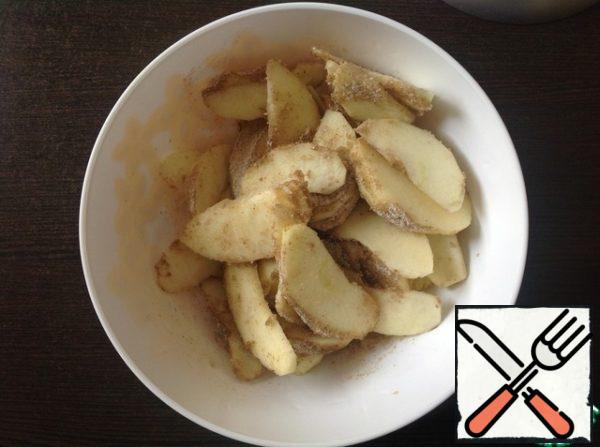 While the dough is cooled, prepare the filling.
Wash apples, peel and core, cut into thin slices. Add brown sugar, flour, lemon juice, cinnamon and nutmeg. Gently mix, tightly close the lid, put in the refrigerator and allow to infuse.