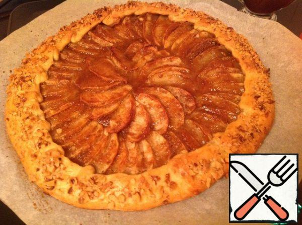 Mix egg with milk and brush to lubricate the edges of galette, sprinkle with chopped walnuts.
Bake for 35-40 minutes until Golden brown.
Cool on a baking sheet for 10 minutes.
At this time, put the kettle, brew fragrant tea or coffee. Serve and serve with salted caramel sauce. Bon appetit!