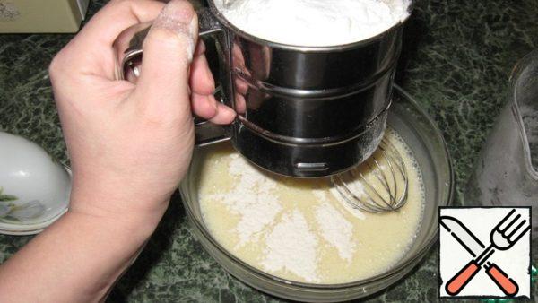 In flour, add the dough baking powder and vanilla, sift, beat well with a mixer.