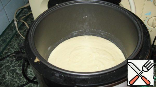 Pour our dough into a saucepan slow cooker, choose the program "Baking" time 1.30 min. After the time expires, pull out the cake (I pulled out with a bowl steamer) and cool.