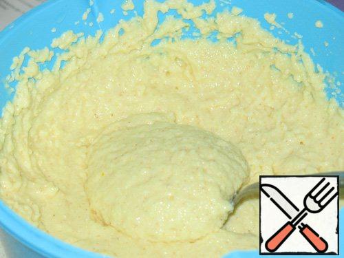 Separate the egg whites from the yolks. Yolks grind with sugar, add cottage cheese, kefir and beat well. Pour semolina, baking soda and baking powder - mix well.