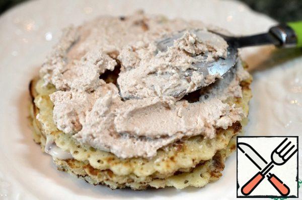 Lubricate the second pancake with cheese mass, etc. alternating.
