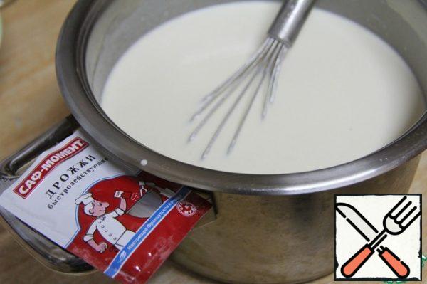 Prepare the pancake batter in a sufficient capacity to lift it.
A tablespoon of sugar to mix with the dry yeast and dissolve it in 150 ml. of milk.Beat eggs with salt and sugar residues, intensively mixing yolk and protein.Melt the butter until smooth, cool and add to the eggs. All components mix, add the remaining milk.Sift the flour and add to the yeast mass. All stir until homogeneous. Cover and leave for 2 hours to rise.