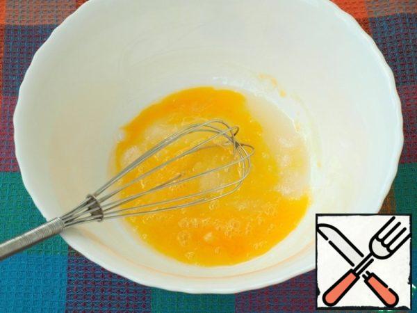 Beat the egg with sugar, salt and vanilla.