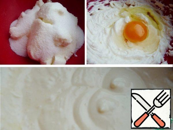 Cottage cheese, cream cheese mix. If the cheese is large, it you must first RUB through a sieve. Add salt, sugar, vanilla sugar, beat. Break the egg, beat again. The dough is moderately sweet, for the sweet tooth you can increase the sugar.