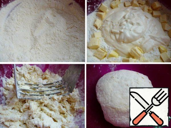 In a bowl for kneading sift wheat and corn flour, baking dough. Add the curd-egg mixture and pieces of cold oil and chop. I'm kneading it with a dough cutter. If you need to pour ice water, I did not add. Quickly knead the soft dough.