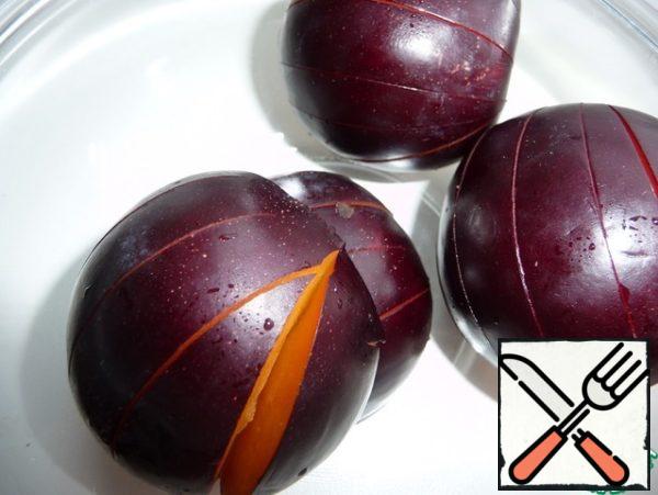 Wash the plum, cut it into two halves, remove the bone and make incisions on the skin so that it does not break when baking.
