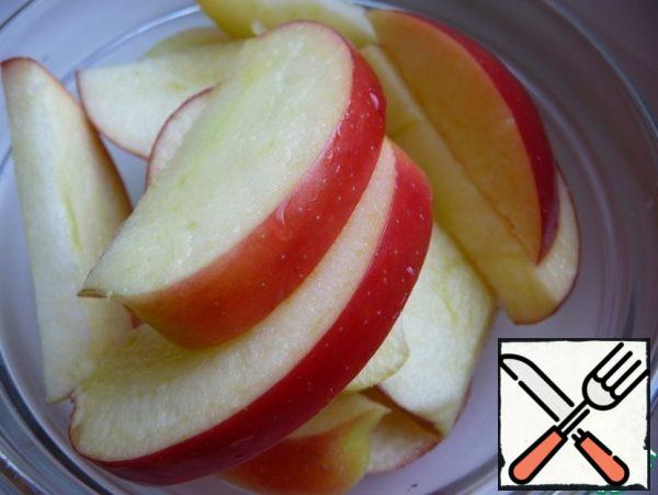 Wash apples, remove the core and cut into slices, sprinkle with lemon juice, so as not to darken.