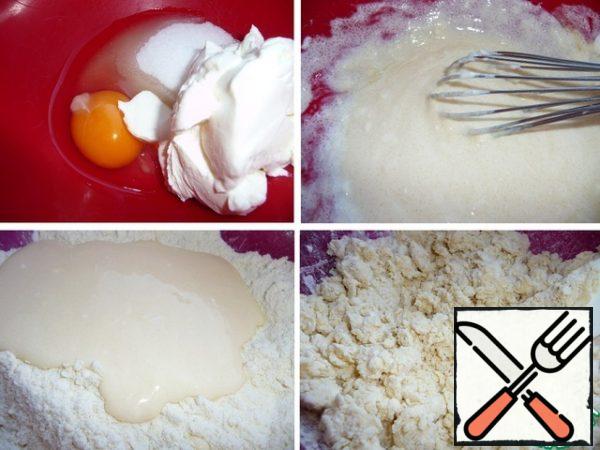 Whisk the egg with sugar, vanilla sugar, cream cheese and cottage cheese. Mix all ingredients. If you need to pour ice water, I did not add.