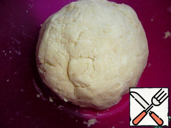 Form a ball of dough, lightly sprinkle with flour, wrap in plastic wrap. Put it in the refrigerator for at least 30 minutes.