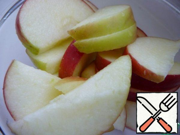 Wash the apples, remove the core and cut into slices, sprinkle with lemon juice so as not to darken.
