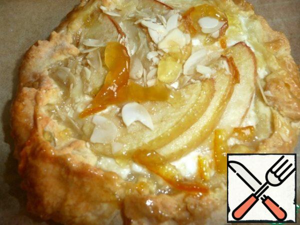 Bake galette in a preheated oven until 190C about 25-30 minutes to form a beautiful Golden crust (watch your oven). Boca ready hot galette lubricate tangerine jam. I put it in the microwave.