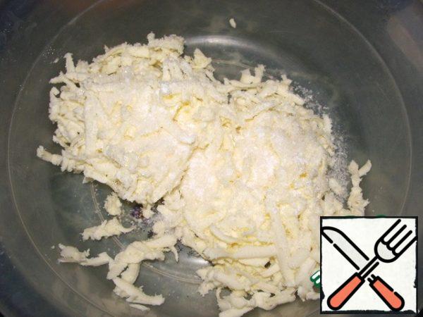 Dough: Rub the butter on a coarse grater (the oil is thick, but not frozen). Add sugar, flour and baking soda (or baking powder).
