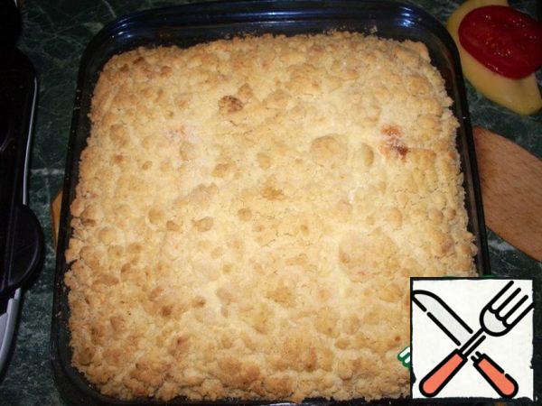In a greased form, put half of the crumbs from the dough. Align it. Pour the filling. Sprinkle all this with the remaining crumbs. We put it in a preheated oven to 200 degrees. And keep it until browning. I was at 40-45 minutes.