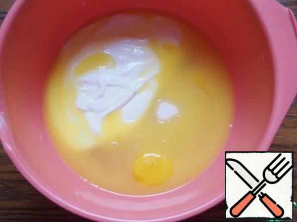 In a bowl drive 2 eggs, add sugar, a pinch of salt, sour cream and softened butter. Stir.