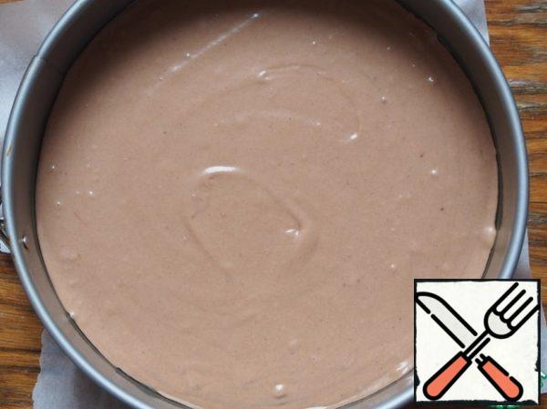 Cover the mold with baking paper, brush with vegetable oil (1 tablespoon) and lay out the chocolate dough.
