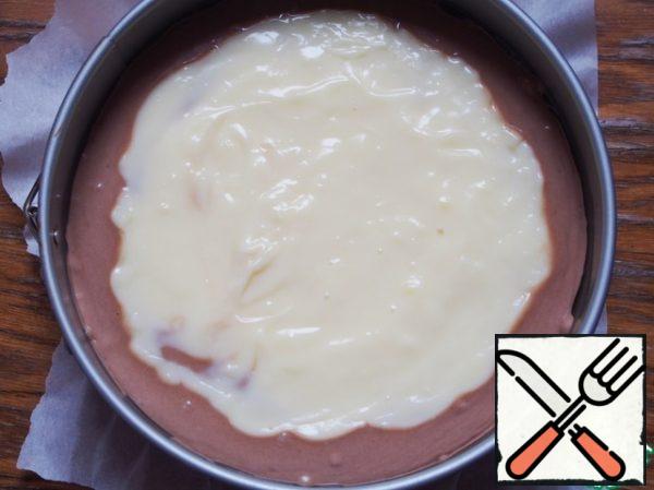 Then, in the middle of the dough gently to distribute the pudding.