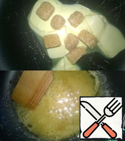 In a frying pan melt the butter with cane sugar.