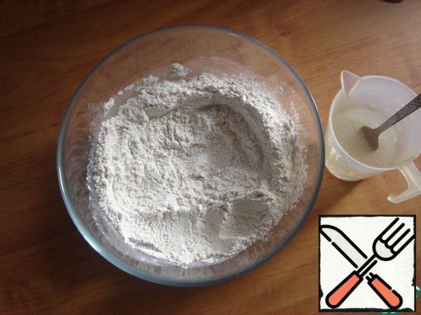 Make the dough. Combine rye and wheat flour and add sugar and salt. Stir. In boiling water, pour the oil, connect.
