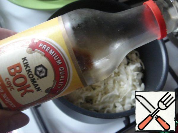 Spread the cabbage and fry it for 3 minutes, pour in soy sauce, mix, cook for a couple of minutes. Do not add salt. I had the sauce. Make a good choice.
