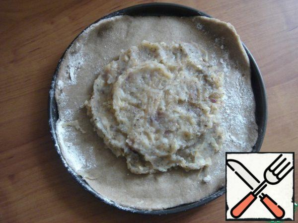 Distribute the filling in this way, leaving the edges ~ 3 cm.
